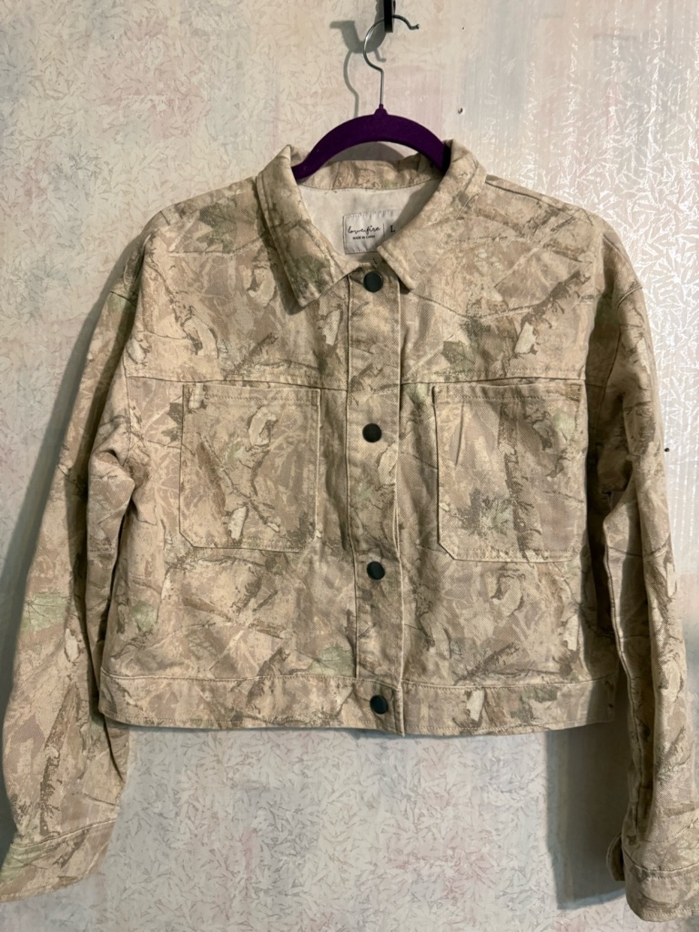 Love, Fire Beige Camouflage Printed‎ Cropped Snapped Front Jean Jacket Sz Lg